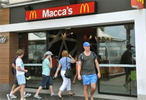 オーストラリアでの愛称「マッカズ」に取り換えられたシドニーのマクドナルドの看板